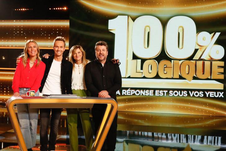 Agathe Lecaron,Cyril Féraud, Valérie Maurice et Bruno Guillon posant sur le décor du jeu